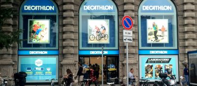 Progettazione e allestimento vetrine Decathlon Milano