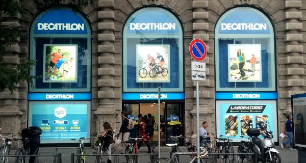 Progettazione e allestimento vetrine Decathlon Milano